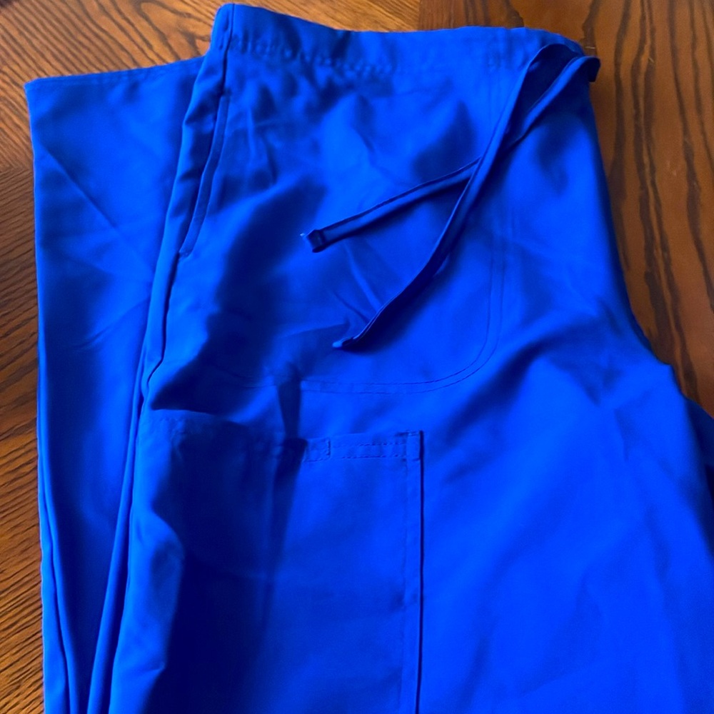 Medium scrubs-Blue-tie string waist. 2 front pockets and 2 side. Barely worn!!